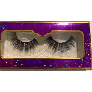 pack of lashes, lash wand, hair tie, lash applicator